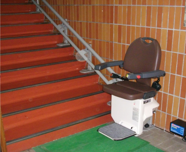 八雲町役場に階段昇降機を設置、来庁者の負担を軽減