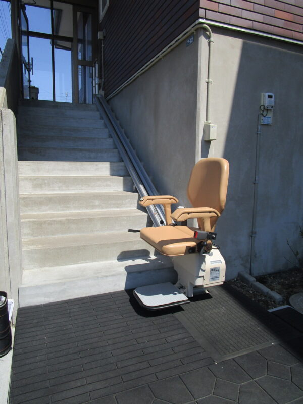 外階段の直線部分に屋外型：階段昇降機を設置（苫小牧市S邸）