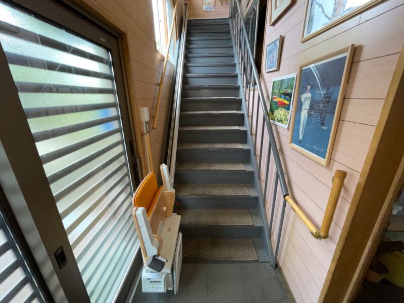 いす式階段昇降機　エスコートスリムを2階への階段へ設置
