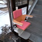 車いすで自由に外出できるように！いす式階段昇降機の設置事例