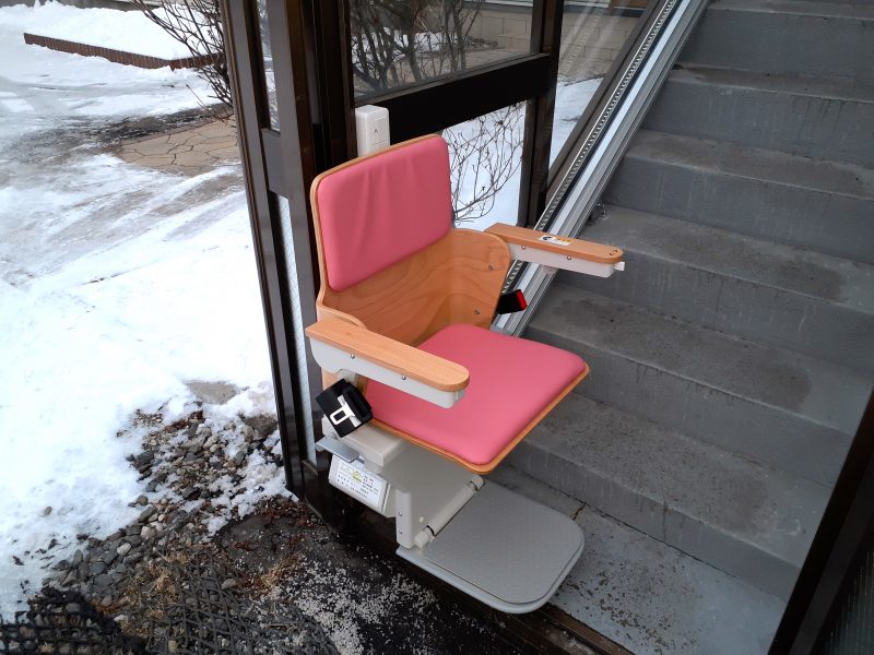 車いすで自由に外出できるように！いす式階段昇降機の設置事例