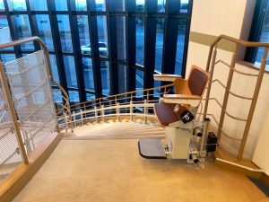 曲線型いす式階段昇降機「KFW」