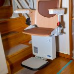 住み慣れた家で暮らし続けたい！思いを叶える階段昇降機の入替事例