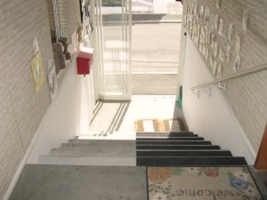 設置前玄関の階段