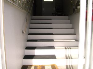 設置前玄関の階段