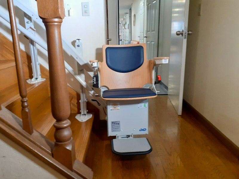 お母様のために！3階建て×エレベーターなし住宅に昇降機を設置