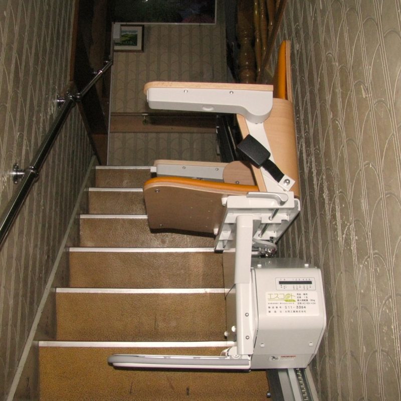コンパクトな階段昇降機で退院後の生活をサポート！O様邸の設置事例
