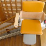 階段での転倒を機にいす式階段昇降機を設置したH様邸の事例