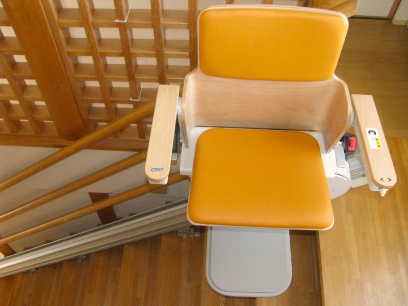 階段での転倒を機にいす式階段昇降機を設置したH様邸の事例