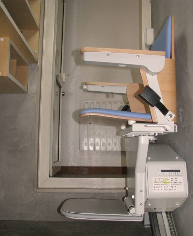 ガレージハウスに階段昇降機を設置した事例！楽に外出できる住まいへ