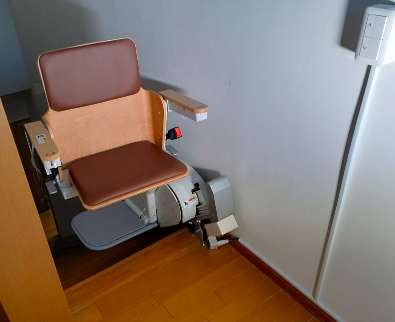 【住宅改修事例】片麻痺の方の暮らしを支える階段昇降機の導入