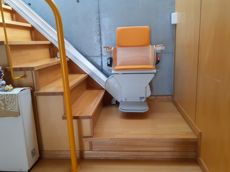 昇り降りがつらそうな酸素療法中の母のために！階段昇降機の設置事例
