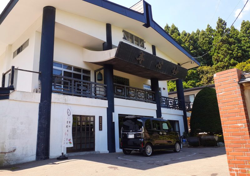 臥牛山 妙心寺様に階段昇降機を設置｜檀家さんの負担を軽減した事例