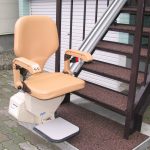 急勾配の外階段の転倒リスク対策！屋外用階段昇降機の設置事例