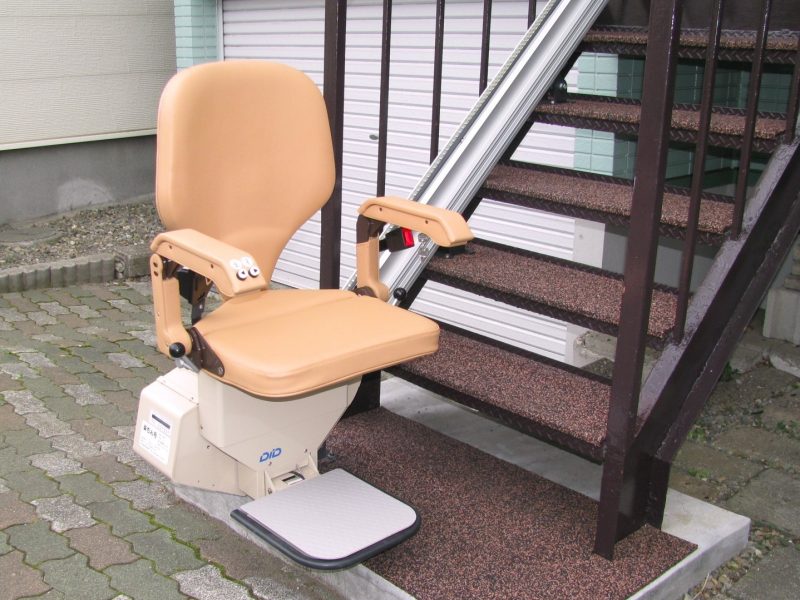 急勾配の外階段の転倒リスク対策！屋外用階段昇降機の設置事例