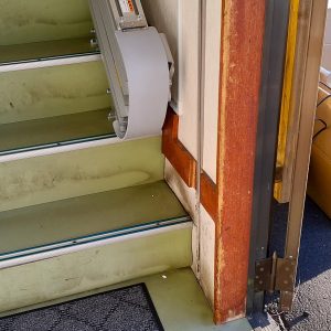 折畳みレールと防犯シャッター溝