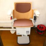 階段の安全対策で高齢者の暮らしを守る！階段昇降機の設置事例