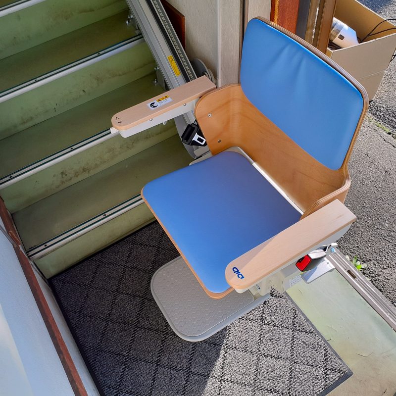 生涯現役を支える階段昇降機！企業のバリアフリー化の取り組み事例