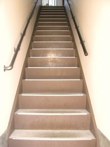 設置前の階段
