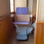 膝の痛みで階段がつらい！半月板損傷の奥様を支える階段昇降機