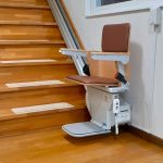 高齢者の一人暮らしの転倒リスクを削減！階段昇降機で安心の暮らしへ
