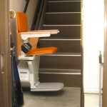 足の痛みで階段がつらい方必見！階段昇降機を選択されたF様邸の事例