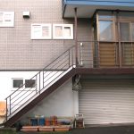 椎間板ヘルニアを患う母のために｜屋外用階段昇降機の設置事例