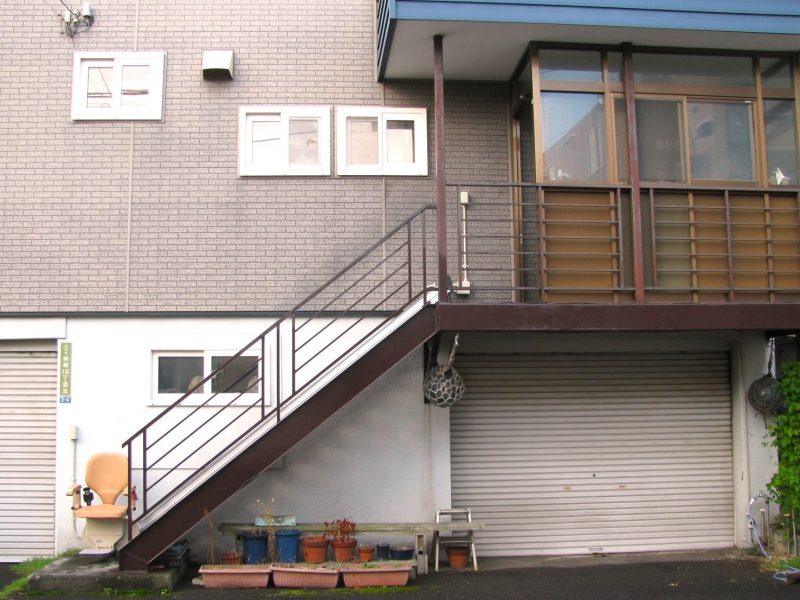 椎間板ヘルニアを患う母のために｜屋外用階段昇降機の設置事例