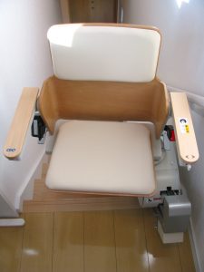 ２階乗降位置85°いす回転