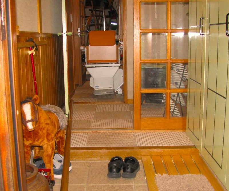 建築のプロが選んだ階段昇降機！中二階のある家の設置事例