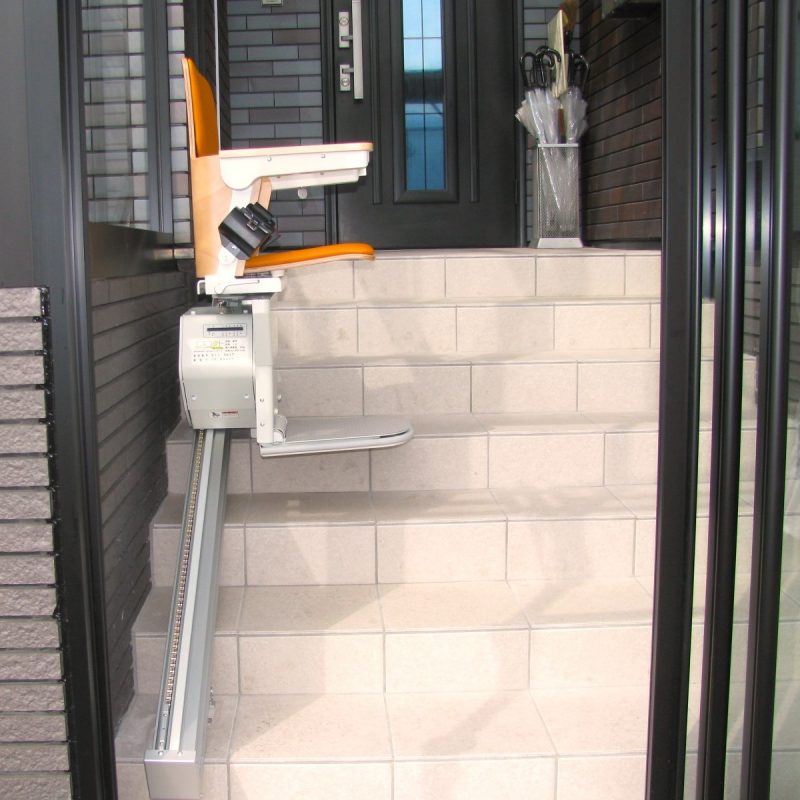 階段のヒヤリハットは危険信号｜いす式階段昇降機による対策事例