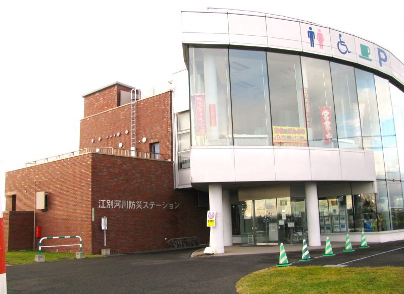 公共施設における段差解消機の入替事例｜江別河川防災ステーション