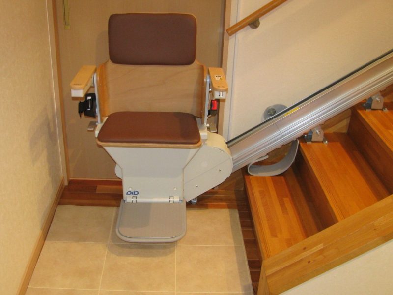 妻の自宅退院に向けて階段昇降機を設置｜床暖房のある住宅事例