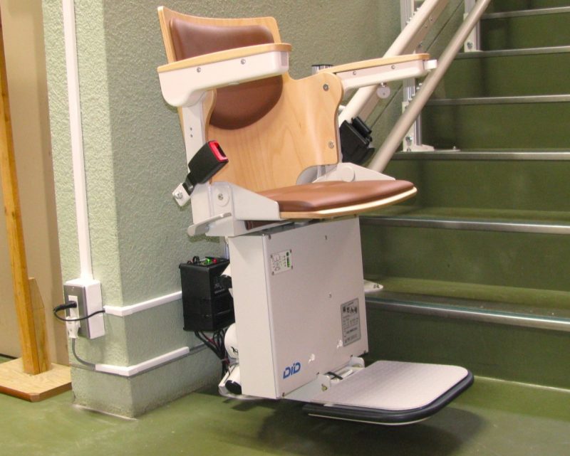 可搬型階段昇降機から設置型へ切り替え！足寄高等学校の導入事例