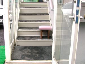 設置前・階段風除室