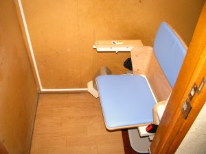 上階85&deg;いす回転乗降位置