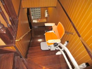 90&deg;曲線階段を上昇中