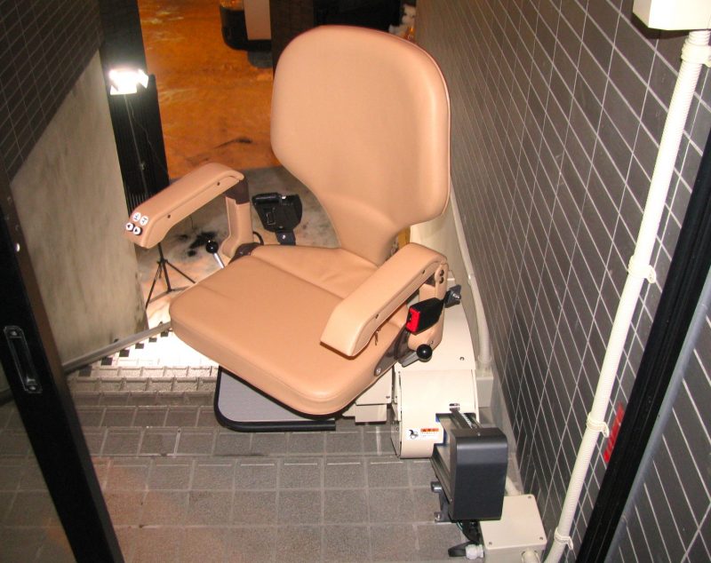 豪雪地帯の外階段対策｜屋外用いす式階段昇降機の設置事例