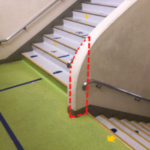 設置前・2&sim;3階踊り場中壁カット予定