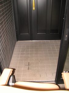 上階乗降時の目線