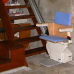 階段幅が足りず一度は設置を断念！いす式階段昇降機の困難事例