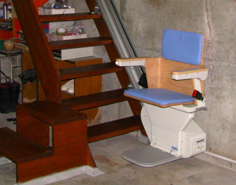 階段幅が足りず一度は設置を断念！いす式階段昇降機の困難事例