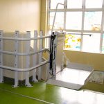 松前町立松城小学校のバリアフリー化｜車いす用階段昇降機の設置事例