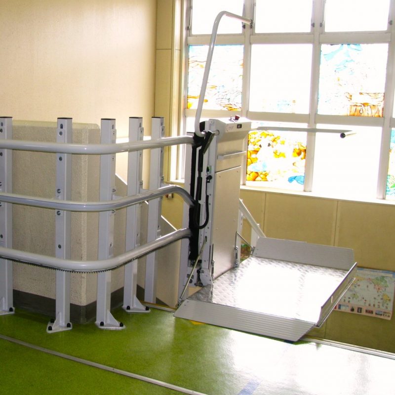松前町立松城小学校のバリアフリー化｜車いす用階段昇降機の設置事例