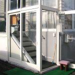 外階段の安全対策実例｜透析通院を支えるいす式階段昇降機