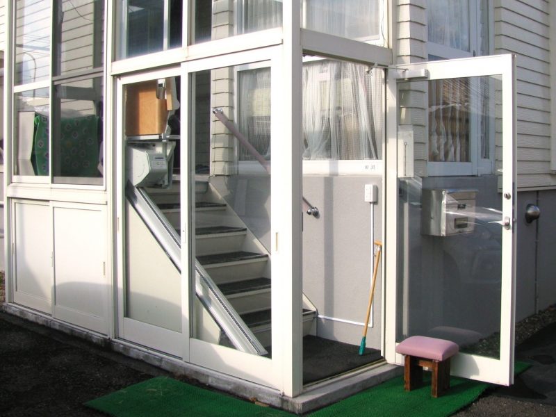 外階段の安全対策実例｜透析通院を支えるいす式階段昇降機