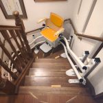 人工膝関節置換術後の階段対策｜いす式階段昇降機を設置したK様邸の事例