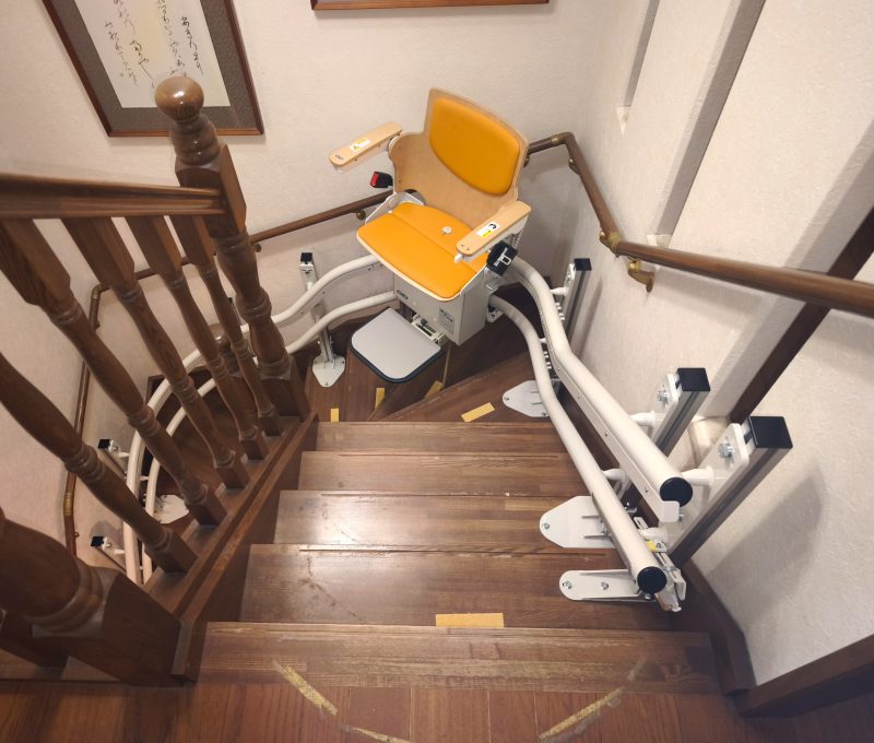 人工膝関節置換術後の階段対策｜いす式階段昇降機を設置したK様邸の事例