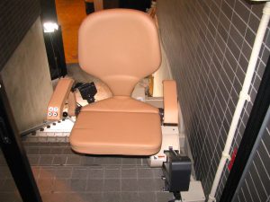 上階乗降場所85&deg;いす回転