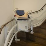 引っ越し先の曲がり階段にも設置！15年以上階段昇降機を愛用するK様の事例